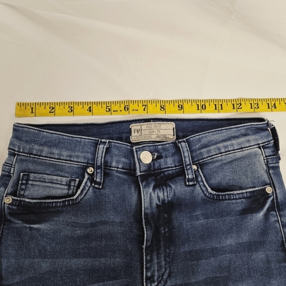 Free People Busted Knee Cropped Mid Rise Ankle Jeans in Stone Wash Sz 28 - Picture 6 of 9